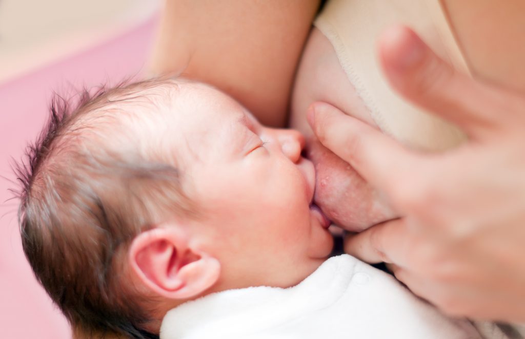 Colostro é alimento indispensável para o bebê e deve ser ofertado logo após o nascimento